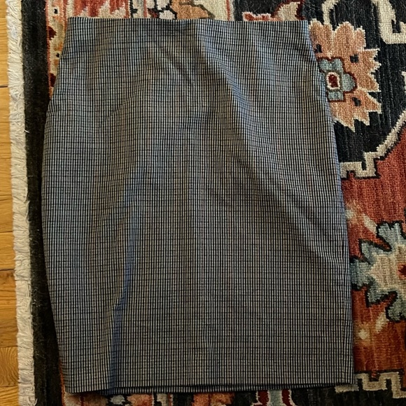 Beautiful pencil skirt for work - Picture 2 of 6